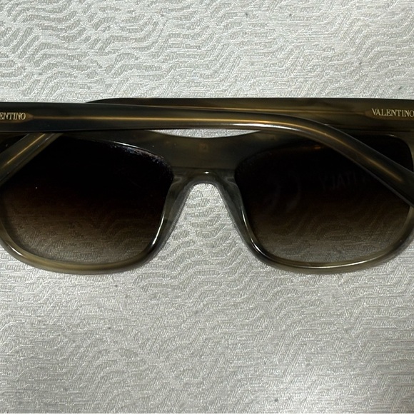 VALENTINO V650S 305 135 Studded Sunglasses in Olive Green - Picture 7 of 16